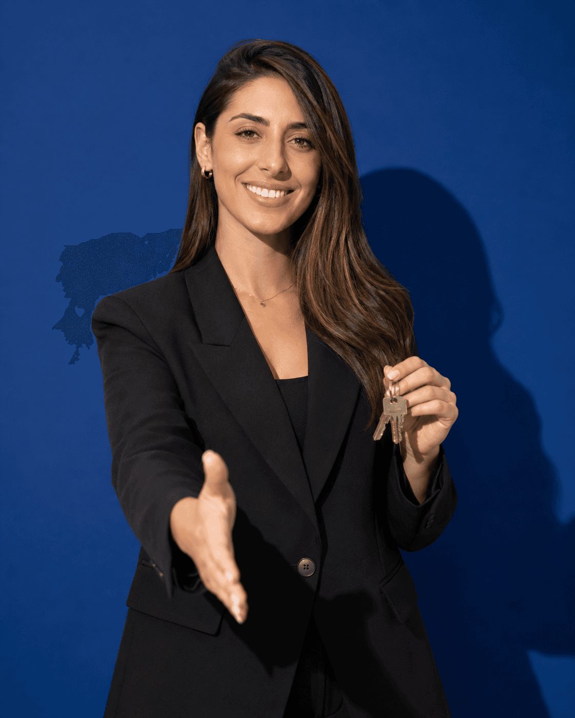 בעלת דירה חדשה מחזיקה את המפתחות